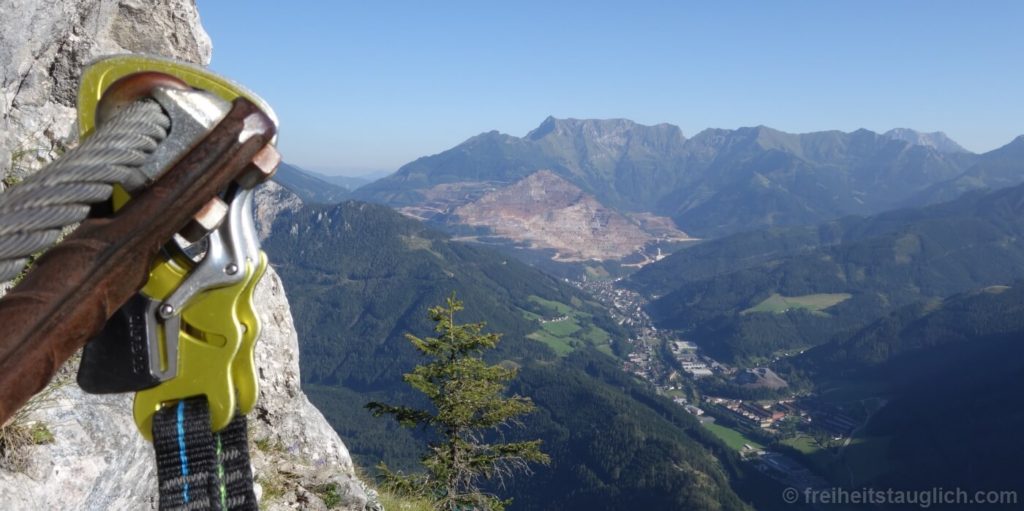 klettersteig-mit-eisenerz-bergwerk-im-hintergrund