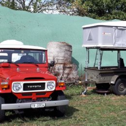 Buschtaxi-Treffen- Buschtaxi mit Anhang auf Stelzen