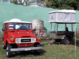 Buschtaxi-Treffen- Buschtaxi mit Anhang auf Stelzen