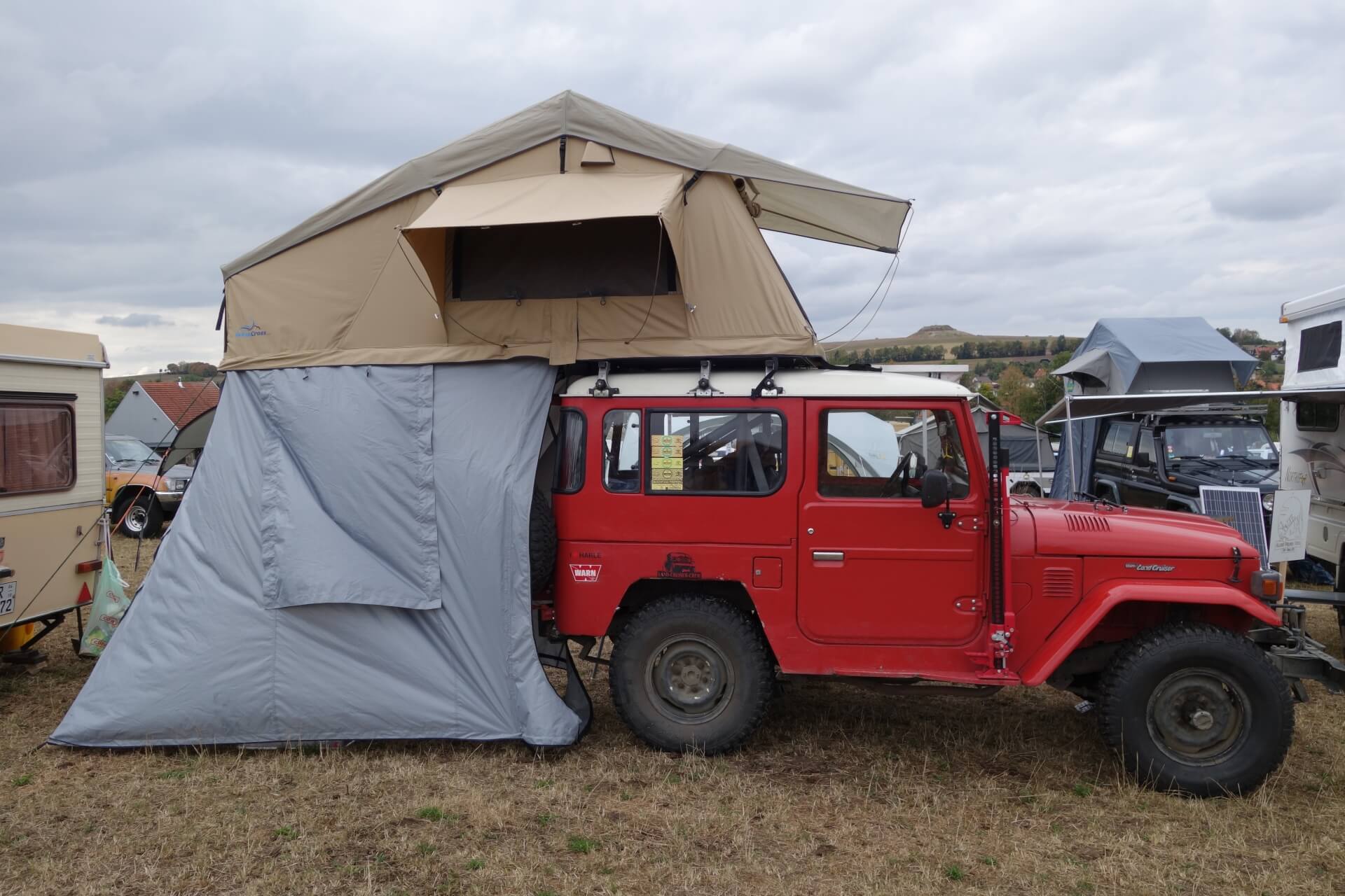 Buschtaxi-Treffen- Toyota Dachzelt mit Vorzelt