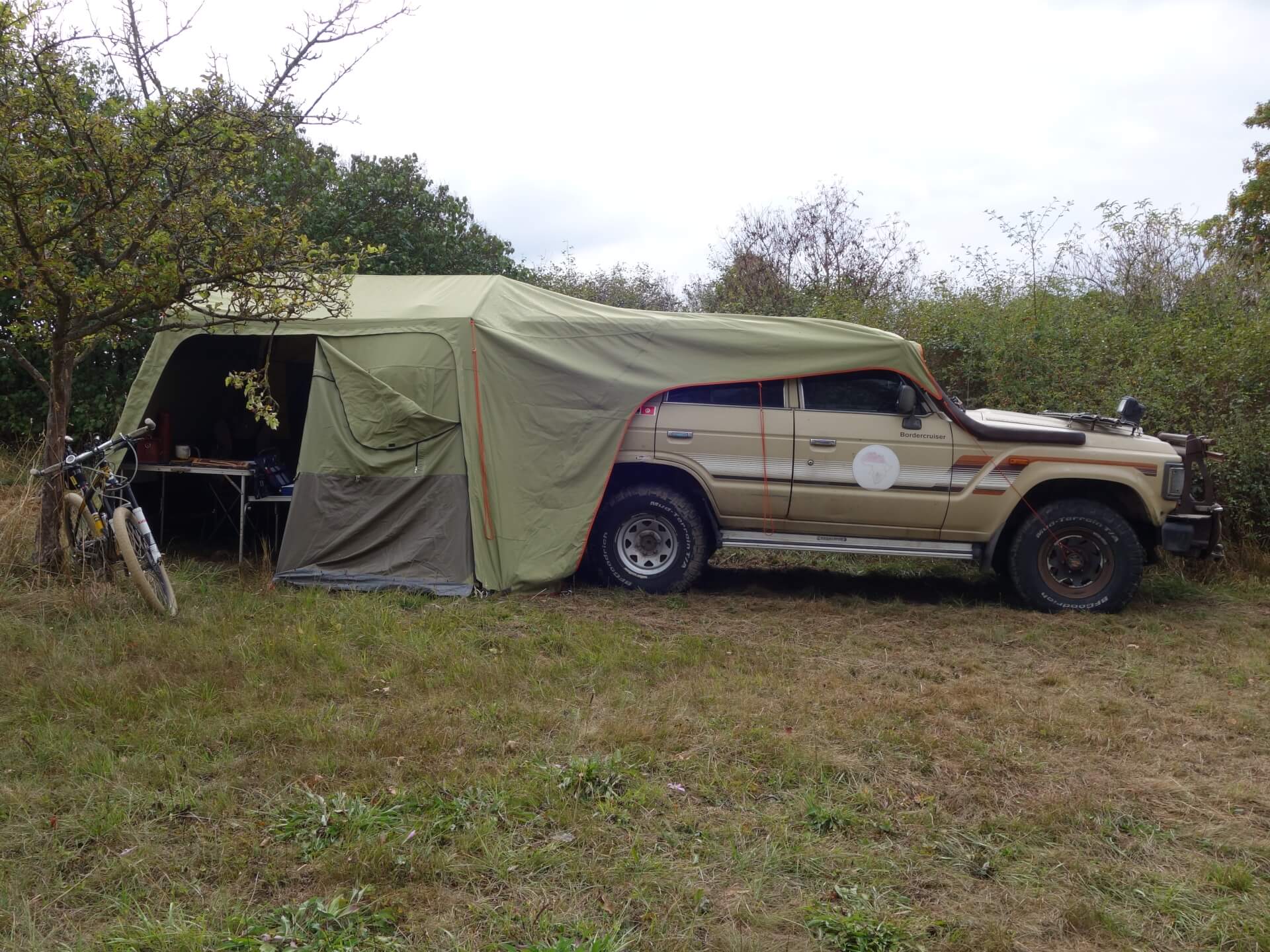 Buschtaxi-Treffen- Toyota gut getarnt